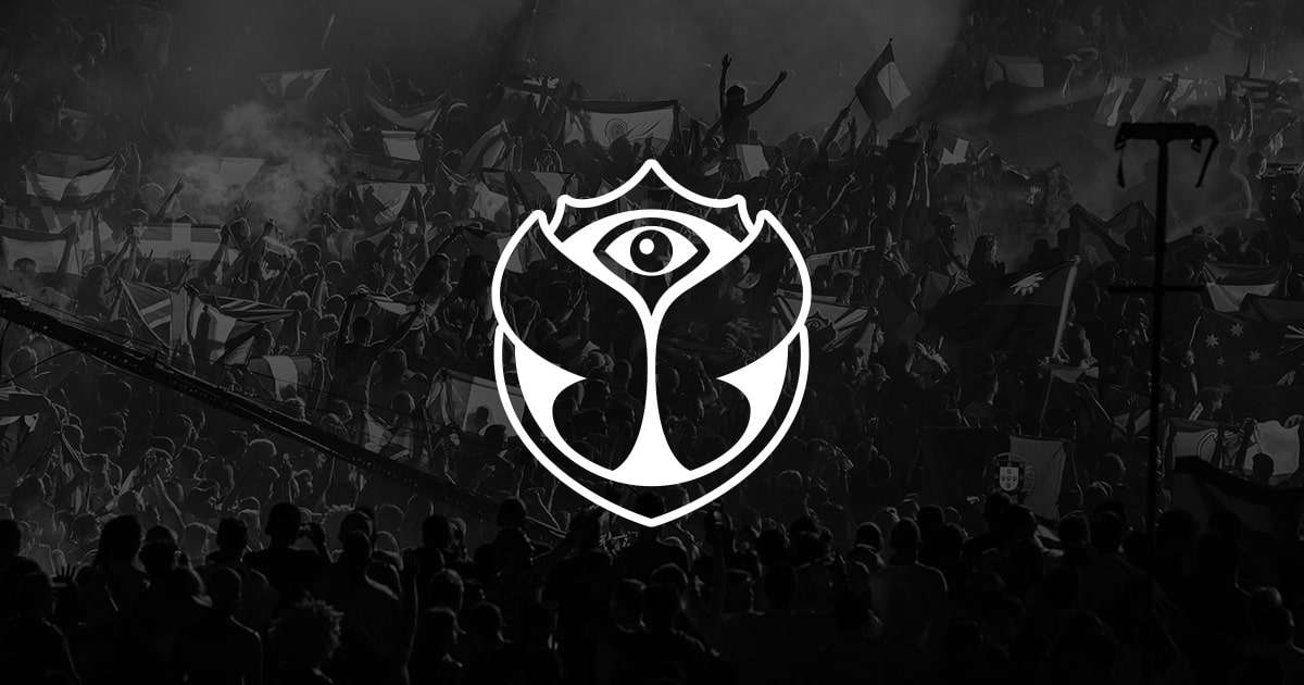 logo del festival tomorrowland superpuesto a la multitud fiestera